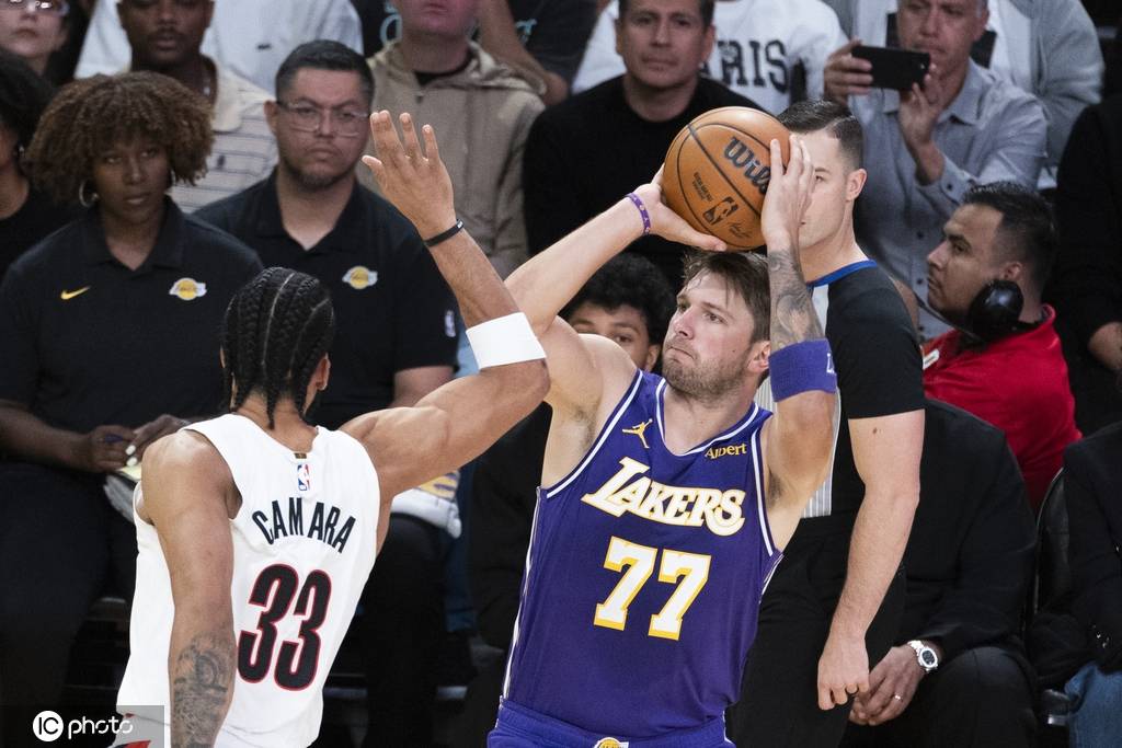 东契奇两场怒砍93分 无奈队友太菜遭赛季首败